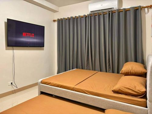 Un pat sau paturi într-o cameră la Affordable New Fully Furnished Studio Type Condo Unit