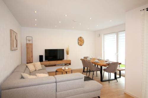 a living room with a couch and a table at ADA, Ferienwohnung, 6-8 Personen, Parkplatz am Haus, modern, mit Dachterrasse in Kulmbach