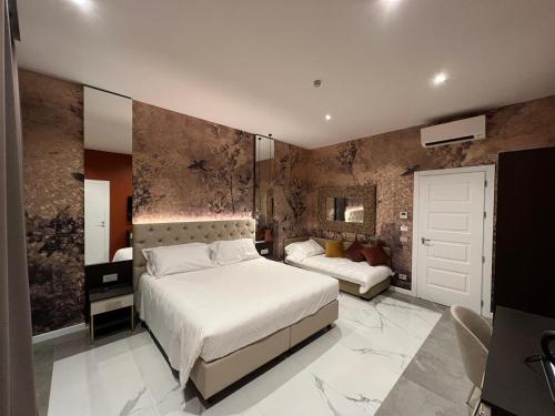 ein Schlafzimmer mit einem großen Bett und einem Sofa in der Unterkunft Adelaide Suite Dreams in Rom