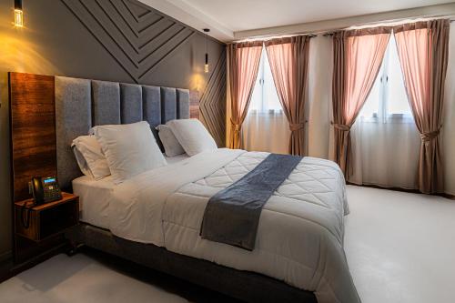 Sofy hotel tesisinde bir odada yatak veya yataklar