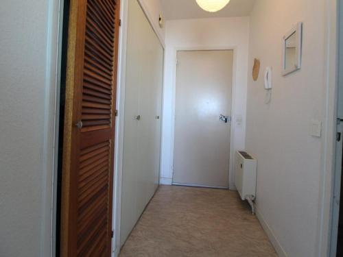 pusty korytarz z drzwiami i korytarzem w obiekcie Studio Royan, 1 pièce, 3 personnes - FR-1-494-47 w mieście Royan