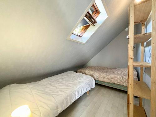 une chambre avec un lit superposé et une échelle dans l'établissement Appartement T2 + Cabine à Carnac, Proche Plages, Balcon, Parking, 4 Pers. - FR-1-377-51, à Carnac
