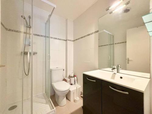 une salle de bain avec une douche, des toilettes et un lavabo dans l'établissement Appartement T2 + Cabine à Carnac, Proche Plages, Balcon, Parking, 4 Pers. - FR-1-377-51, à Carnac