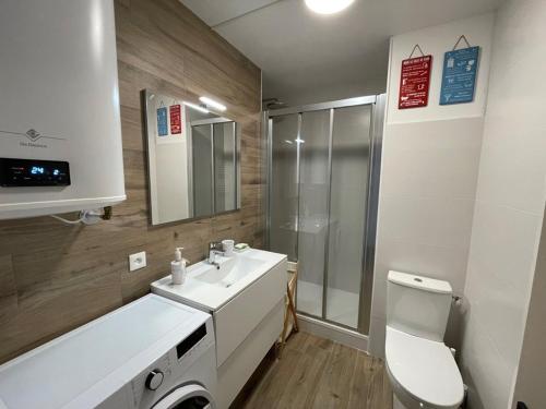une salle de bain avec toilettes, lavabo et douche dans l'établissement Appartement T2 face à l'océan avec terrasse fermée - 4 pers, Vieux-Boucau-les-Bains - FR-1-379-143, à Vieux-Boucau-les-Bains