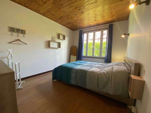 une chambre avec un lit dans une pièce avec une fenêtre dans l'établissement Maison cosy à Oléron avec jardin, proche plage & forêt, 6 couchages - FR-1-246A-297, à Saint-Georges-dʼOléron