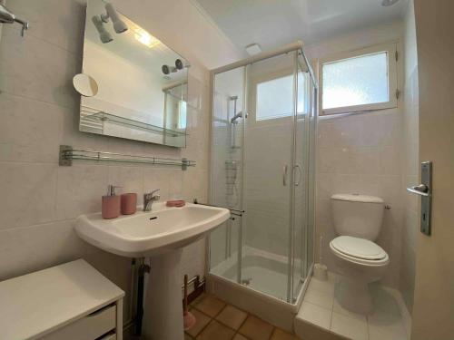 une salle de bain avec toilettes, lavabo et douche dans l'établissement Maison cosy à Oléron avec jardin, proche plage & forêt, 6 couchages - FR-1-246A-297, à Saint-Georges-dʼOléron