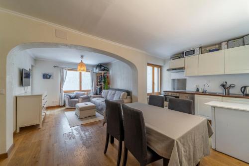 cocina y sala de estar con mesa y sillas en Chesa Sonnalpine B - St. Moritz en St. Moritz