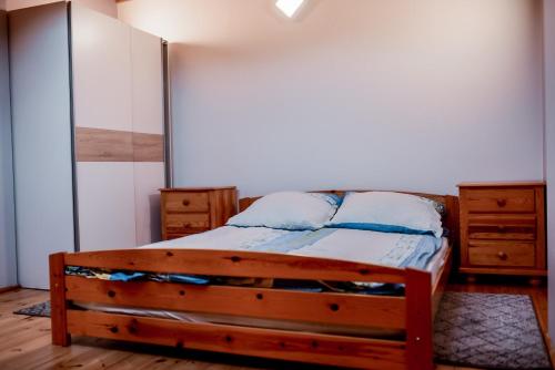 una camera con un letto e due cassettiere di Apartament EmKa z tarasem Rowy a Rowy