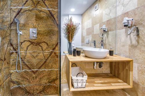 een badkamer met een wastafel en een douche bij Astria Monaco - Complex Novum in Olimp