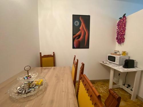 een eetkamer met een tafel en een magnetron bij Sole , Neve e Relax in Clusone
