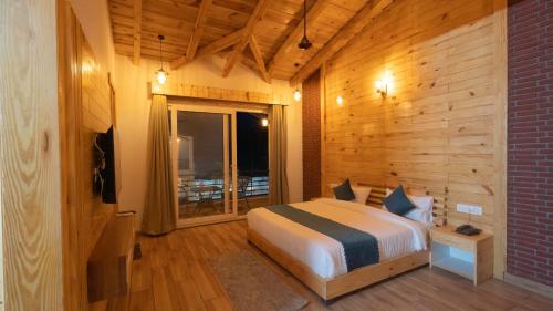 ラムナガルにあるThe Forest By 3Tree Groupの木製の壁のベッドルーム1室(ベッド1台付)
