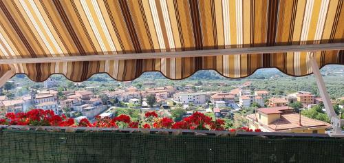 - une vue sur la ville depuis une fenêtre ornée de fleurs rouges dans l'établissement Casa Bellavista, à Campagna