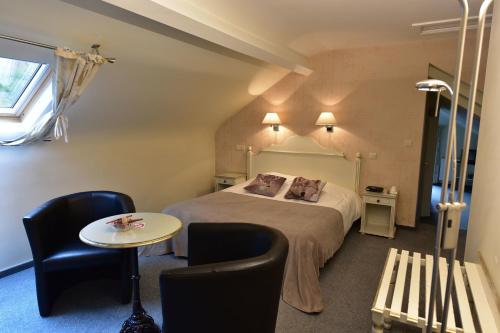 Säng eller sängar i ett rum på Hôtel Moulin de la Strument