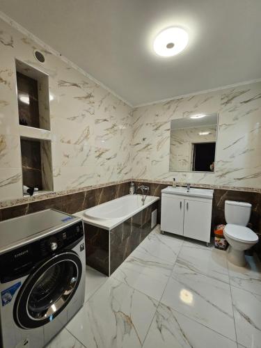 a bathroom with a washer and a washing machine at Chisinau Central Apartments in Chişinău
