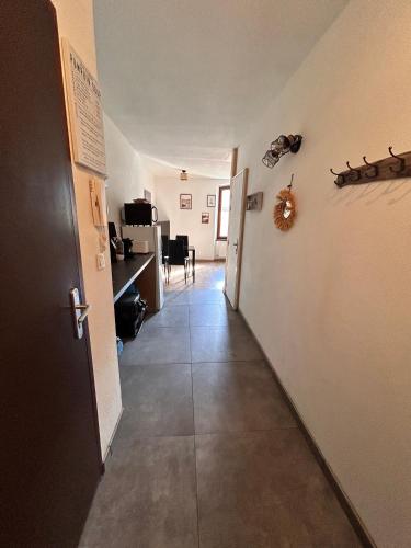 an empty hallway with a hallway leading to a room at T2 centre Ville Proche des pistes in Briançon