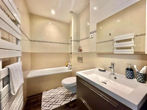 阿佛維勒的住宿－Luxurious Loft - Alfortville，浴室配有盥洗盆、卫生间和浴缸。