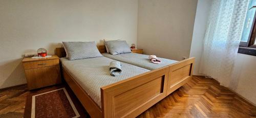 two twin beds in a room with at Apartman Agava in Njivice