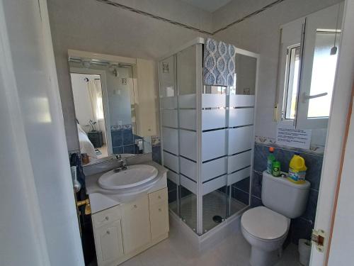 埃爾斯波夫萊特斯的住宿－Coquet studio indépendant，一间带水槽和卫生间的小浴室