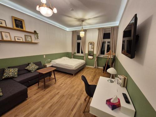 uma sala de estar com um sofá e uma cama em Urban Citytrip Flat - 15 min to Center em Viena