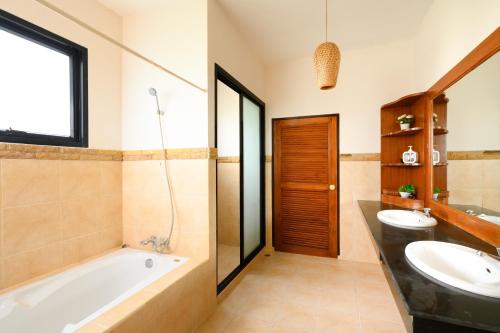Ένα μπάνιο στο The Orange Villa Near Beach 海灘附近的家庭別墅