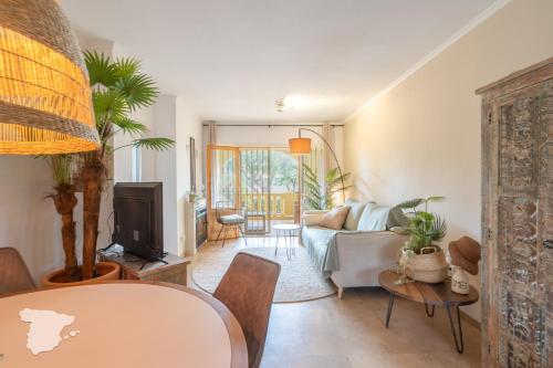 a living room with a couch and a table at Apartamento Margarita in Aduanas