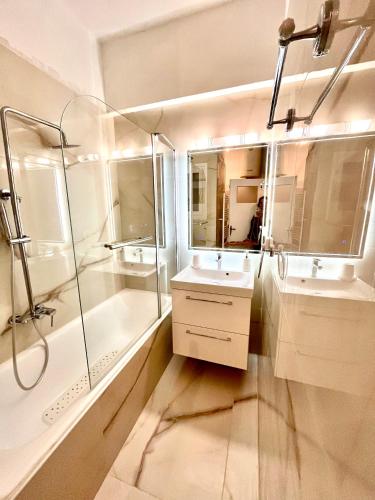100 m2 Apartment in the center of Athens ,2BR ,4 guests &sofa bed