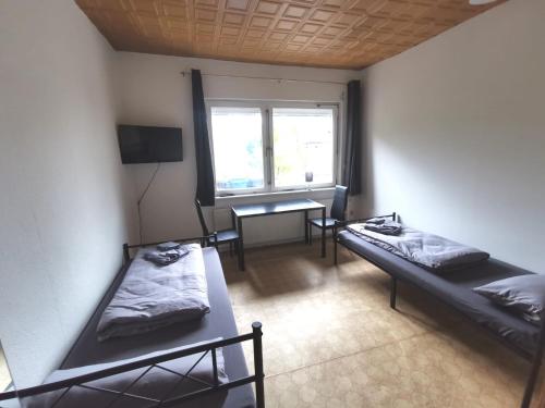 TV a/nebo společenská místnost v ubytování Monteur-Haus Marat Berlin Biesdorf / Marzan / Hellersdorf