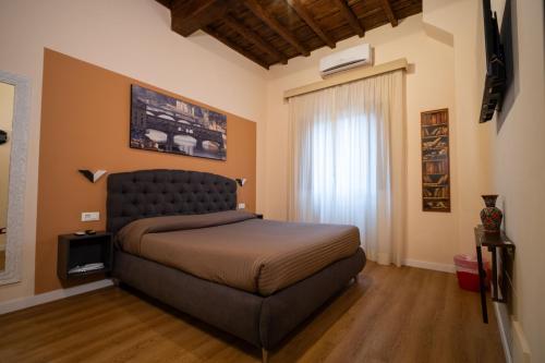 1 dormitorio con 1 cama grande en una habitación en CENNINI 6, en Florencia
