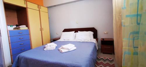 1 dormitorio con 1 cama con toallas en Elia Guesthouse, en Kissamos