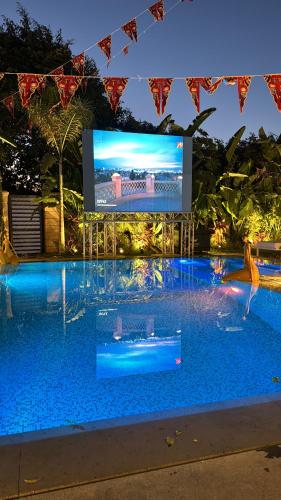 a flat screen tv sitting on top of a swimming pool at مدينتي in Madinaty