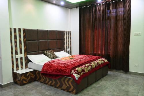 1 dormitorio con 1 cama con cabecero de madera en Eva Home Stay, en Dalhousie