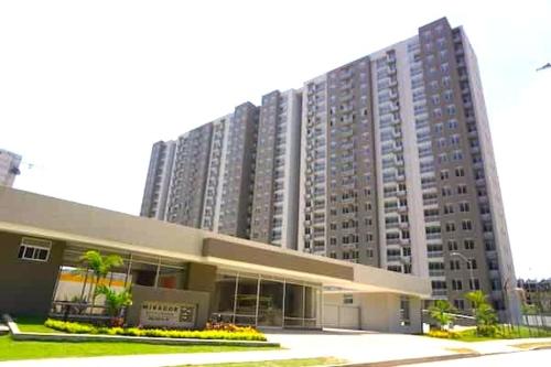 un gran edificio de apartamentos frente a un edificio en Apartamentos Mirador - Excelente Ubicacion by SOHO, en Barranquilla