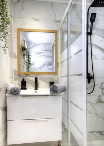 ein Badezimmer mit Waschbecken und Spiegel in der Unterkunft Appartement 165 in Lumio