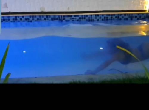 um ecrã de computador com uma imagem de uma piscina em Encantos de Taperapuan Duplex em Porto Seguro