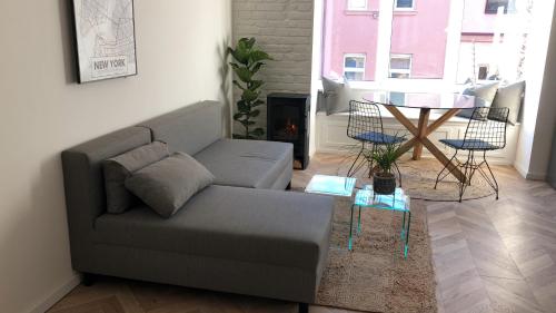 uma sala de estar com um sofá e uma mesa em Studio in Žilina Bus Station em Žilina