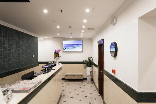 une salle d'attente dans un bureau de dermatologues dans l'établissement Glam Luxury Rome, à Rome