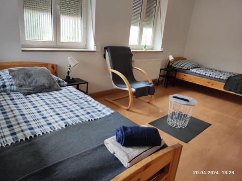 een slaapkamer met een bed, een bureau en een stoel bij S-21-Appartments Merklingen Ulm in Merklingen