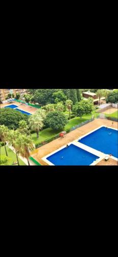 una vista aérea de dos piscinas en un parque en Precioso apartamento en Benalmádena, en Benalmádena