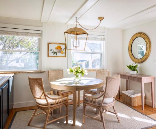 a dining room with a table and chairs at Stay at Niles Beach in Gloucester