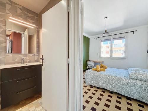 une chambre avec un lit et un lavabo dans l'établissement Appartement 8 Couchages - Central & Spacieux - Les Frères de la Loc', à Marseille