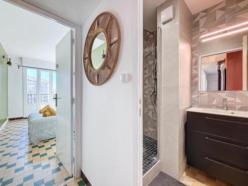 une salle de bain avec un lavabo et un miroir dans l'établissement Appartement 8 Couchages - Central & Spacieux - Les Frères de la Loc', à Marseille