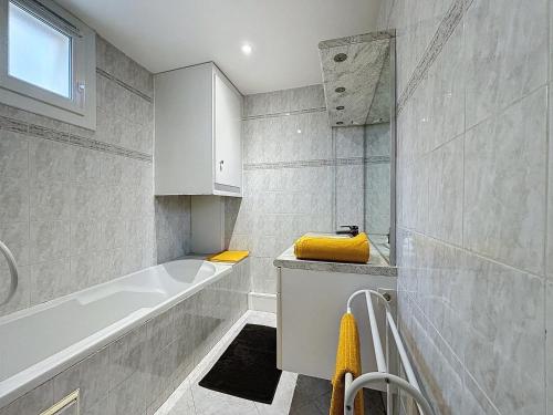 a bathroom with a tub and a shower and a sink at Appartement 8 Couchages - Central & Spacieux - Les Frères de la Loc' in Marseille
