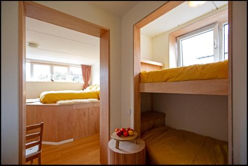 Habitación con 2 literas y espejo. en Michaelsark, en Ámsterdam