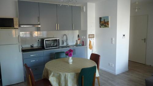 Η κουζίνα ή μικρή κουζίνα στο Pour visiter ou travailler dans le LOIRET