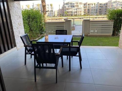 un tavolo e sedie seduti su un patio di Marassi marina a El Alamein