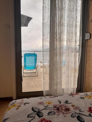 a bedroom with a bed and a window with a chair at Apartment Sorelle in Utjeha