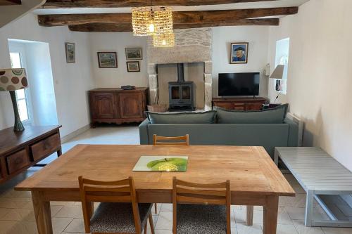 un salon avec une table et un canapé dans l'établissement Maison de pêcheur Roch Priol, à Quiberon