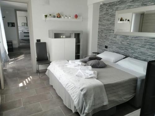- une chambre avec un lit et un mur en briques dans l'établissement B&B Il Gelsomino, à Fontanelle di Roccabianca