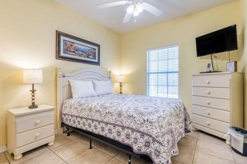 オレンジビーチにあるOrange Beach Villas - Serendipityのベッドと薄型テレビのある寝室