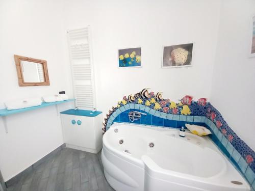 un bagno con una grande vasca bianca in una stanza di Villa Mondello Jacuzzi Room e Terraces Room a Mondello